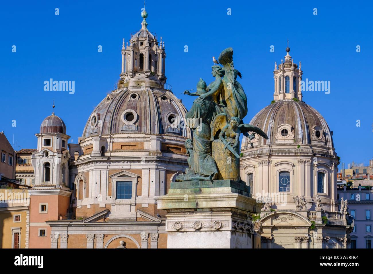 Roma, IT - 28 luglio 2023: Santa Maria di Loreto, Chiesa del Santissimo nome di Maria e statua del pensiero al foro di Traiano Foto Stock