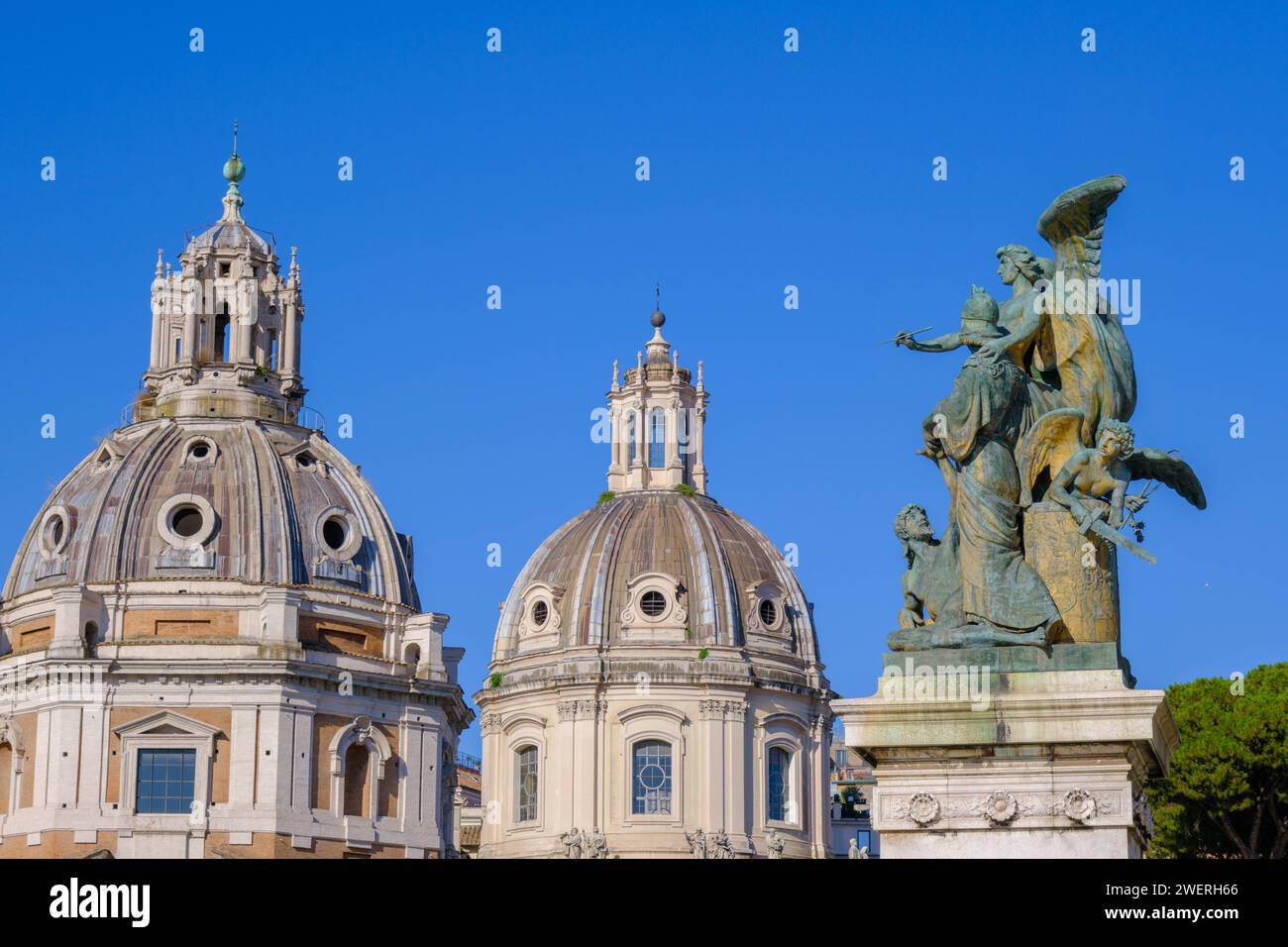 Roma, IT - 28 luglio 2023: Santa Maria di Loreto, Chiesa del Santissimo nome di Maria e statua del pensiero al foro di Traiano Foto Stock