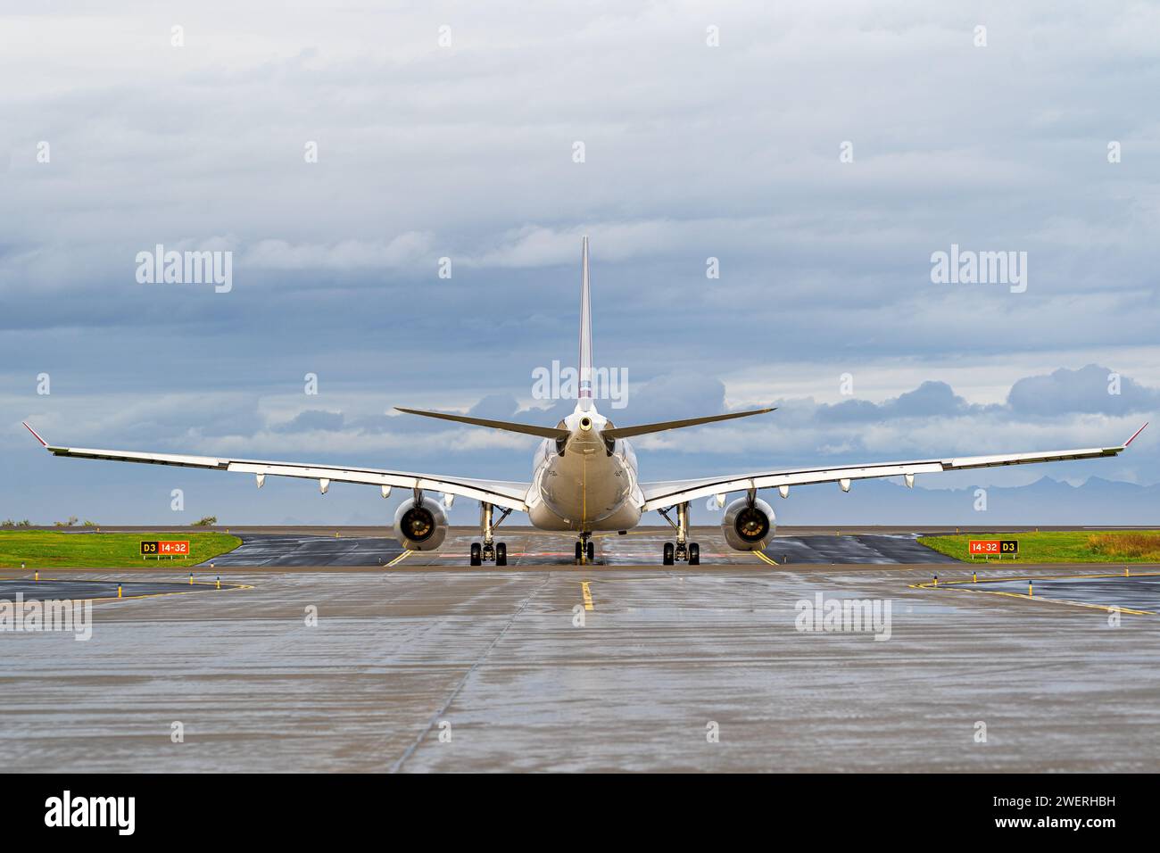 Un aereo Airbus A330 dell'Aeronautica militare francese su una pista con sfondo blu Foto Stock