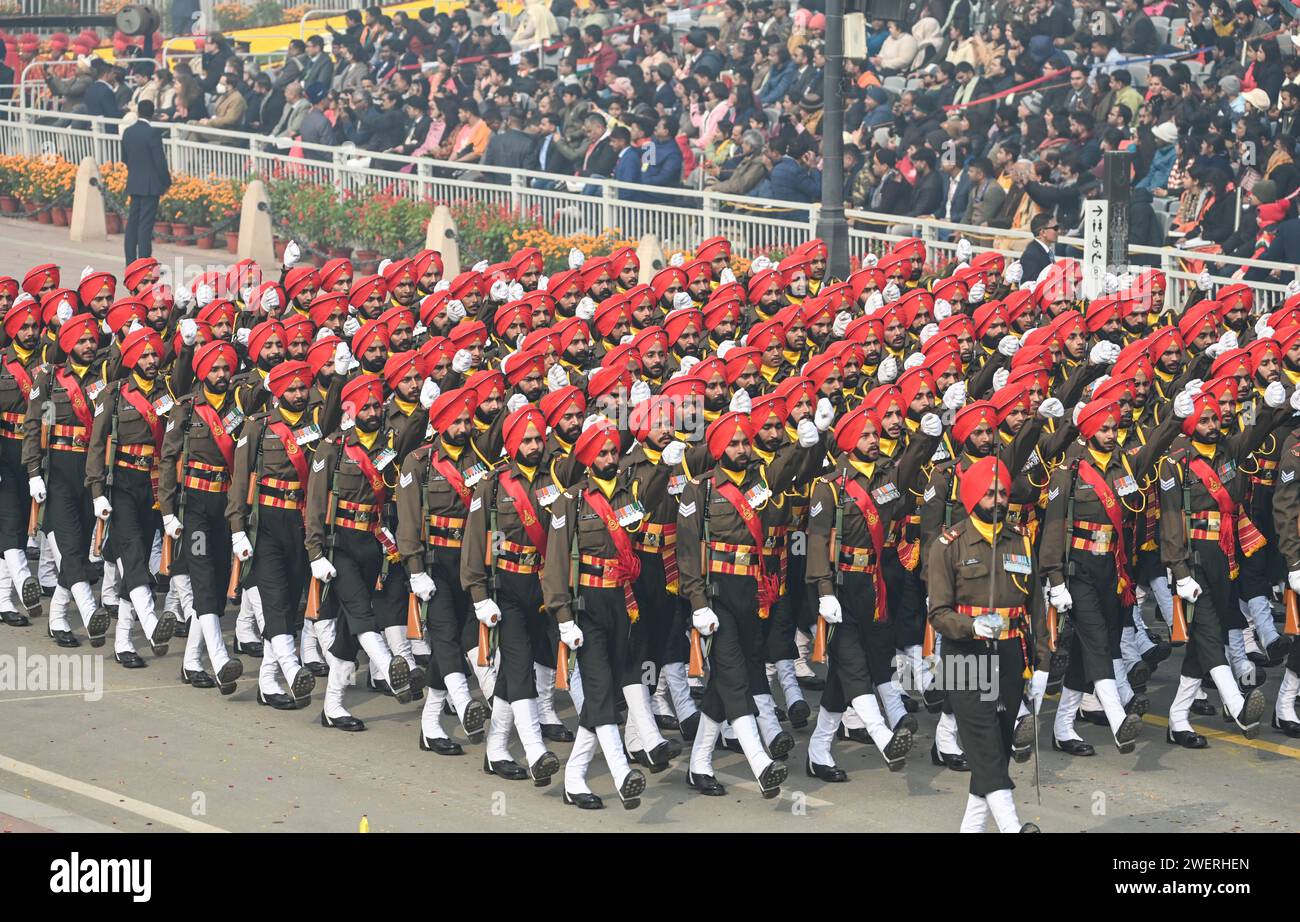 NUOVA DELHI, INDIA - GENNAIO 26: Un contingente del reggimento Sikh marcia davanti alla base salutistica durante la 75a Parata del giorno della Repubblica 2024, sul percorso Kartavya, il 26 gennaio 2024 a nuova Delhi, India. L'India si prepara alla celebrazione del platino della Festa della Repubblica del paese di venerdì con un'affascinante mostra della sua abilità militare e del suo ricco patrimonio culturale presso il maestoso "Kartavya Path" di nuova Delhi. Alla vigilia della Festa della Repubblica, giovedì il governo dell'Unione ha annunciato medaglie di Gallantry e di servizio a 1.132 membri del personale di diverse agenzie come le forze paramilitari, la polizia, il fuoco Foto Stock