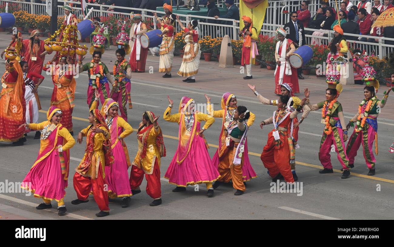 NUOVA DELHI, INDIA - GENNAIO 26: Gli artisti eseguono danza culturale durante la 75a Parata del giorno della Repubblica 2024, al Kartavya Path, il 26 gennaio 2024 a nuova Delhi, India. L'India si prepara alla celebrazione del platino della Festa della Repubblica del paese di venerdì con un'affascinante mostra della sua abilità militare e del suo ricco patrimonio culturale presso il maestoso "Kartavya Path" di nuova Delhi. Alla vigilia della Festa della Repubblica, giovedì il governo dell'Unione ha annunciato medaglie di Gallantry e di servizio a 1.132 membri del personale di diverse agenzie come le forze paramilitari, la polizia, i vigili del fuoco, la guardia domestica e i difensori civili Foto Stock