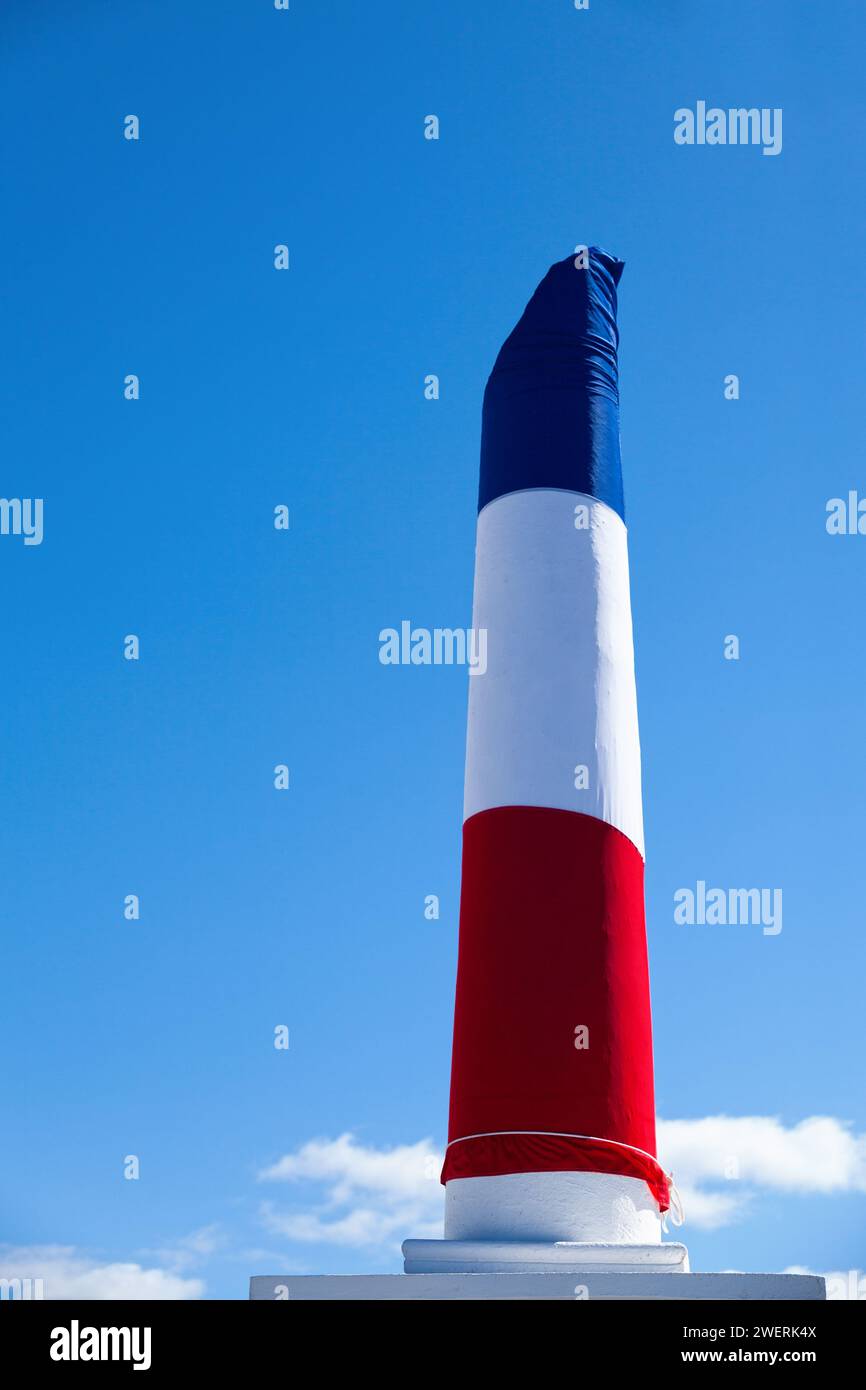 Memoriale di guerra a Saint-Denis de la Réunion rivestito con una bandiera francese per il giorno dell'armistizio. Foto Stock