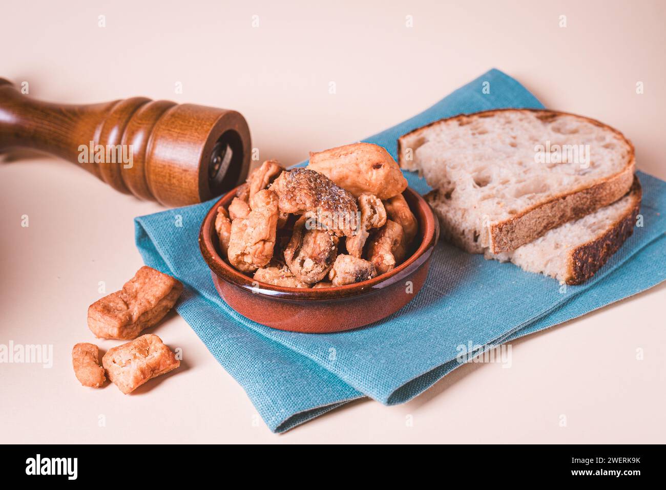 Scricchiolio di maiale. Chicharrones. Croste di maiale fritte, pezzetti di pelle di maiale croccanti. Ciccioli di maiale fritti o cracklings Foto Stock