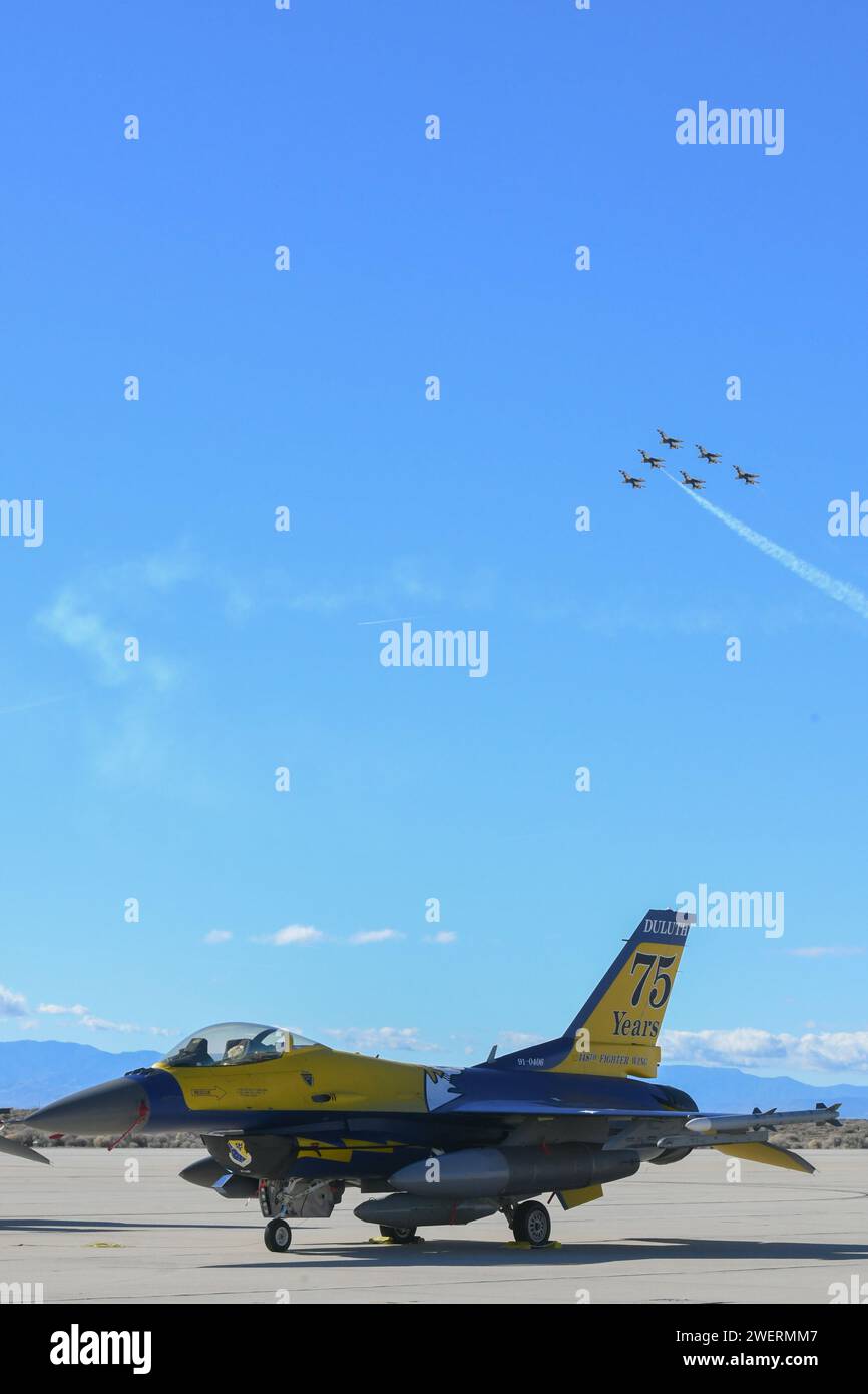 Gli U.S. Air Force Thunderbirds esercitano il comando di un F-16 Fighting Falcon della U.S. Air Force dal 148th Fighter Wing, Duluth, Minn. Durante il Falcon riunirsi a 50 eventi il 25 gennaio 2024 presso Edwards Air Force base, California. Falcon Rejoin 50 celebrò il 50° anniversario del primo volo dell'F-16 20 gennaio 1974. (U.S. Air National Guard foto del Senior Master Sgt. Jason W. Rolfe) Foto Stock