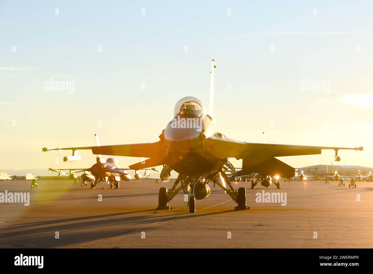 Un F-16 della U.S. Air Force Fighting Falcon del 16th Weapons Squadron, Nellis AFB, Nev. Sulla linea di volo durante Falcon riunirsi a 50 eventi il 25 gennaio 2024 presso Edwards Air Force base, California. Falcon Rejoin 50 celebrò il 50° anniversario del primo volo dell'F-16 20 gennaio 1974. (U.S. Air National Guard foto del Senior Master Sgt. Jason W. Rolfe) Foto Stock
