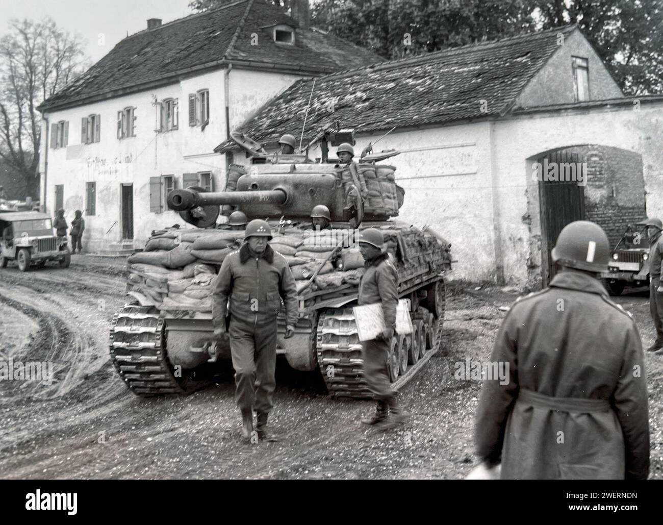 GEORGE S. PATTON (1885-1945) generale dell'esercito statunitense di fronte a un carro armato Sherman in Francia nel 1943 Foto Stock