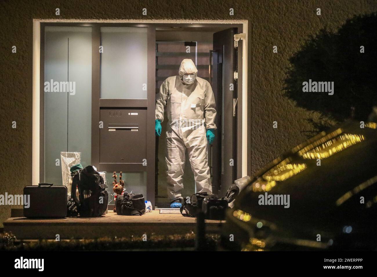 Villingen Schwenningen, Germania. 26 gennaio 2024. Un agente forense è in servizio sulla scena del crimine. Una madre, un padre e il loro figlio di 32 anni sono stati trovati morti in una casa indipendente a Villingen-Schwenningen nel Baden-Württemberg venerdì. Credito: Marc Eich/dpa/Alamy Live News Foto Stock