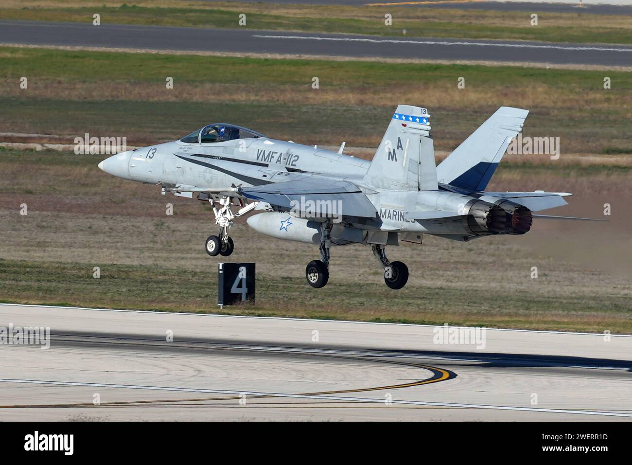 Un McDonnell-Douglas F/A-18 Hornet della riserva Marine Fighter Attack Squadron 112 (VMFA-112) decolla presso l'aeroporto internazionale di San Antonio giovedì 28 dicembre 2023 a San Antonio. Foto Stock