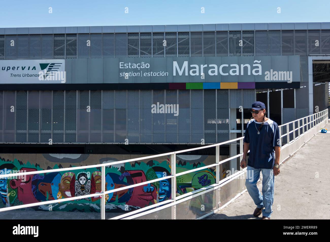 Vista parziale della facciata metallica della stazione di Maracana, vista dal ponte pedonale su Rei Pele avenue nel quartiere Maracana sotto il cielo azzurro estivo. Foto Stock