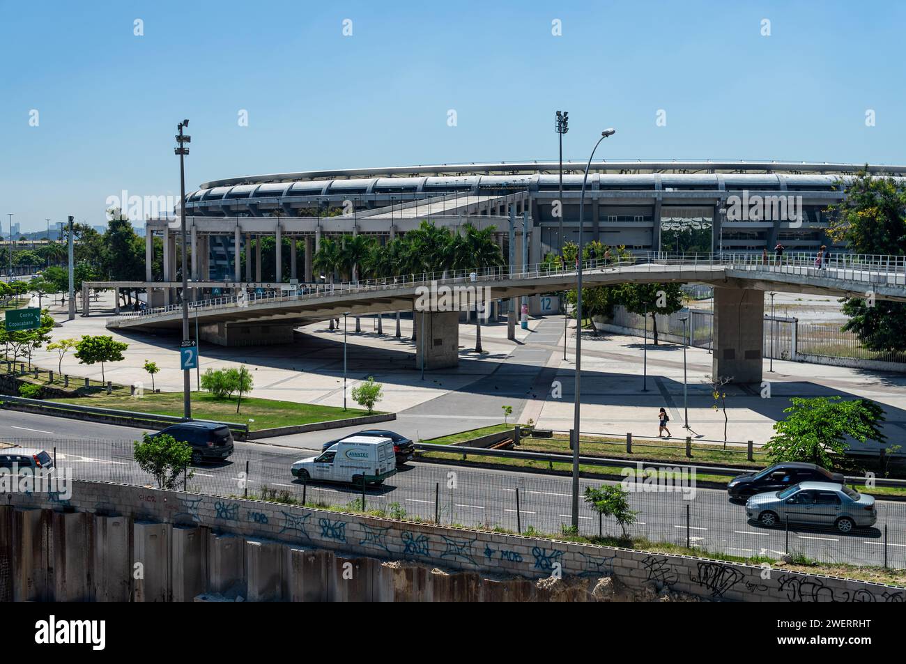 Vista parziale dello stadio Maracana visto dal ponte pedonale della stazione ferroviaria di Maracana su Rei Pele avenue, sotto il sole del mattino estivo, cielo azzurro e limpido. Foto Stock