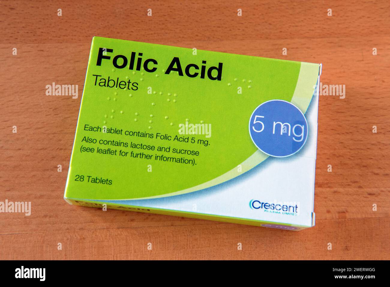 Compresse di acido folico in scatola su sfondo di legno Foto Stock