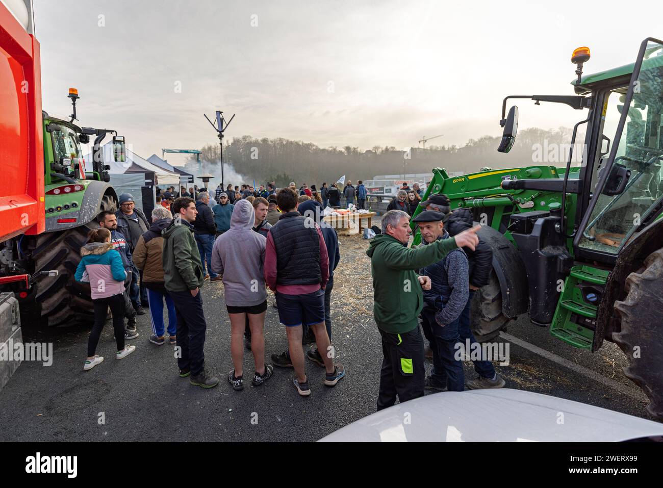 Protesta degli agricoltori che bloccano l'autostrada A63 (viadotto Hubert Touya, Bayonne (64100), Pyrénées-Atlantiques (64), Nouvelle Aquitaine, Francia; 2024-01-26). Il quarto giorno del blocco, venerdì 26 gennaio 2024, agricoltori dei Pirenei Atlantici, in risposta all'appello del FDSEA 64 e dei giovani agricoltori, hanno organizzato blocchi agli interscambi di Bayonne. Il traffico e' stato interrotto per quattro giorni in questa sezione dell'autostrada. Le proteste agricole sono un segno della crisi che affligge il settore agricolo in Francia e in Europa. Foto Stock