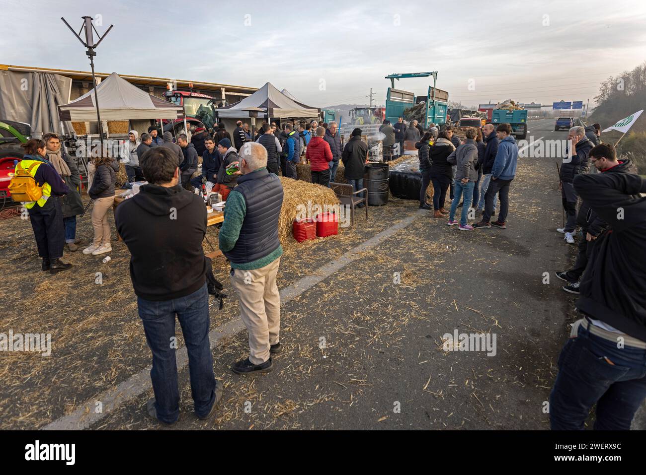 Protesta degli agricoltori che bloccano l'autostrada A63 (viadotto Hubert Touya, Bayonne (64100), Pyrénées-Atlantiques (64), Nouvelle Aquitaine, Francia; 2024-01-26). Il quarto giorno del blocco, venerdì 26 gennaio 2024, agricoltori dei Pirenei Atlantici, in risposta all'appello del FDSEA 64 e dei giovani agricoltori, hanno organizzato blocchi agli interscambi di Bayonne. Il traffico e' stato interrotto per quattro giorni in questa sezione dell'autostrada. Le proteste agricole sono un segno della crisi che affligge il settore agricolo in Francia e in Europa. Foto Stock