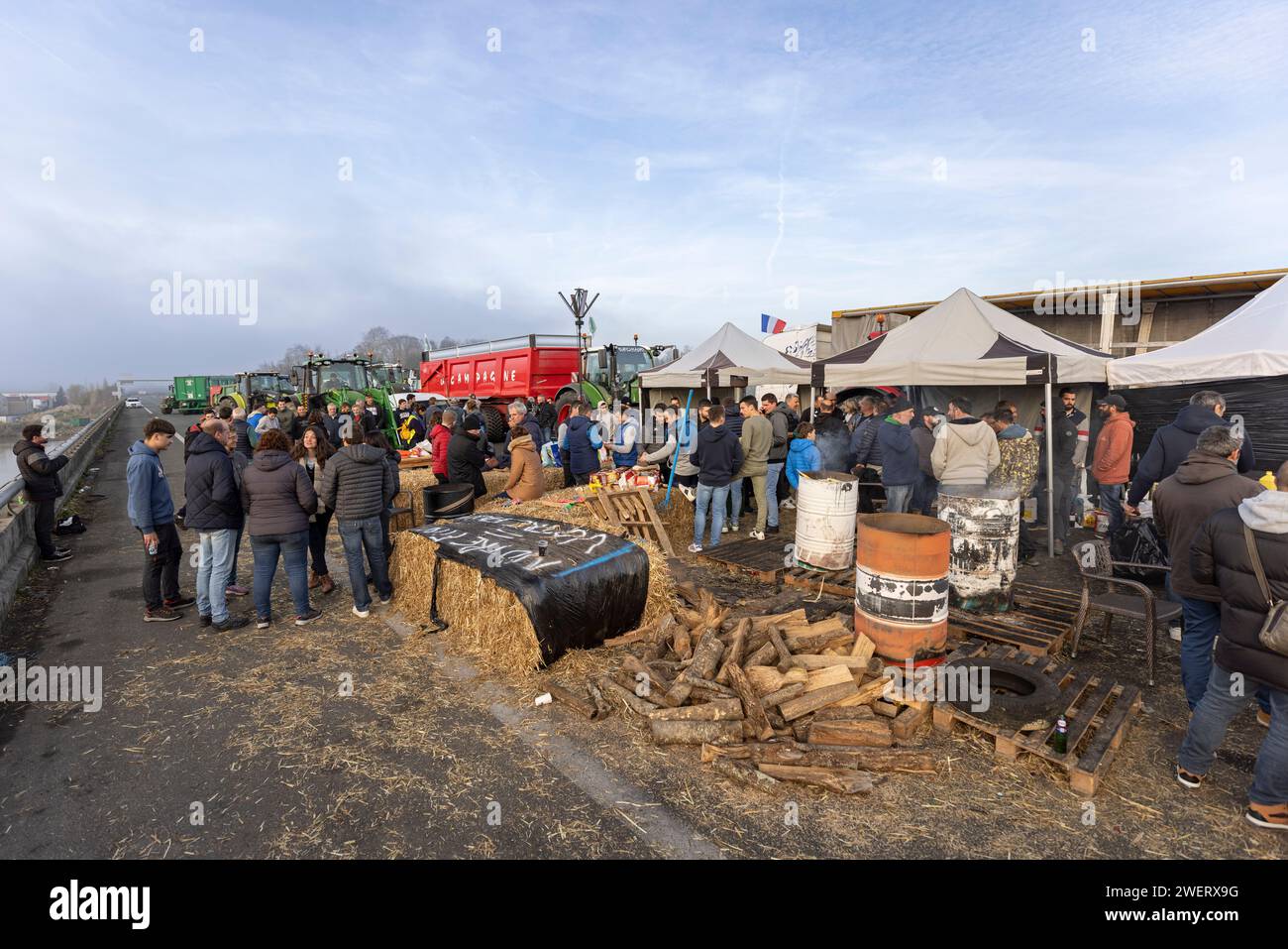 Protesta degli agricoltori che bloccano l'autostrada A63 (viadotto Hubert Touya, Bayonne (64100), Pyrénées-Atlantiques (64), Nouvelle Aquitaine, Francia; 2024-01-26). Il quarto giorno del blocco, venerdì 26 gennaio 2024, agricoltori dei Pirenei Atlantici, in risposta all'appello del FDSEA 64 e dei giovani agricoltori, hanno organizzato blocchi agli interscambi di Bayonne. Il traffico e' stato interrotto per quattro giorni in questa sezione dell'autostrada. Le proteste agricole sono un segno della crisi che affligge il settore agricolo in Francia e in Europa. Foto Stock