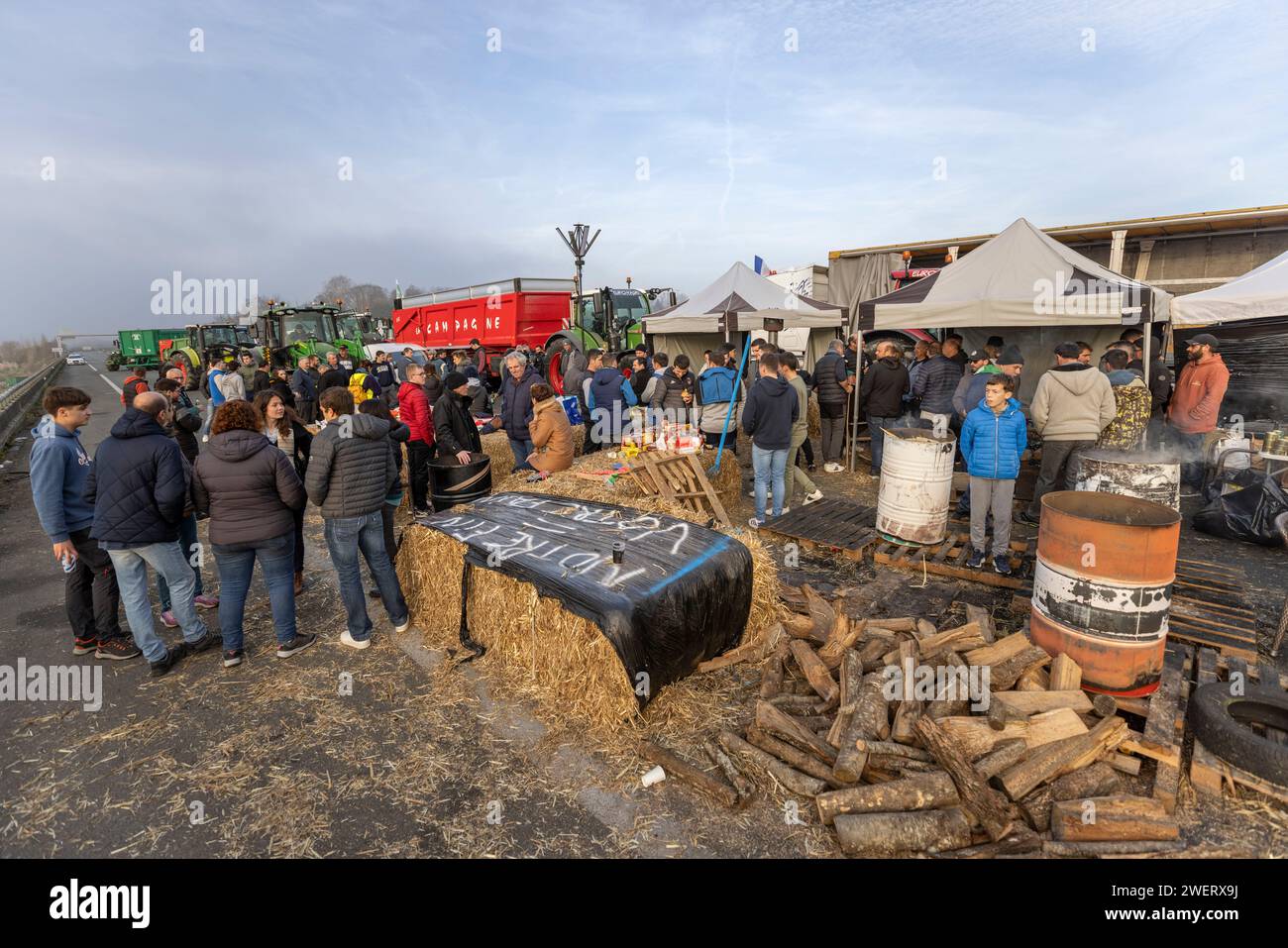 Protesta degli agricoltori che bloccano l'autostrada A63 (viadotto Hubert Touya, Bayonne (64100), Pyrénées-Atlantiques (64), Nouvelle Aquitaine, Francia; 2024-01-26). Il quarto giorno del blocco, venerdì 26 gennaio 2024, agricoltori dei Pirenei Atlantici, in risposta all'appello del FDSEA 64 e dei giovani agricoltori, hanno organizzato blocchi agli interscambi di Bayonne. Il traffico e' stato interrotto per quattro giorni in questa sezione dell'autostrada. Le proteste agricole sono un segno della crisi che affligge il settore agricolo in Francia e in Europa. Foto Stock