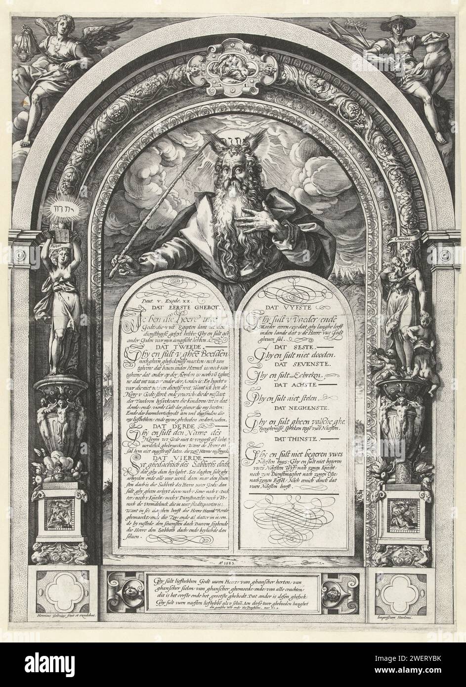 Mosè con le tabelle della legge, 1583 stampa Mosè con le tavole della legge, in cornice architettonica ad arco. Sulla sua destra la personificazione della giustizia (Pietas). Alla sua sinistra quella della carità (caritas). Sui due ristoranti il testo dei dieci Comandamenti e sotto un testo di Matteo. Incisione su carta Mosè (non in contesto biblico); possibili attributi: Raggi di luce o corna sulla sua testa, asta, tabelle della legge. i dieci comandamenti rappresentati insieme su tavolette di pietra Foto Stock