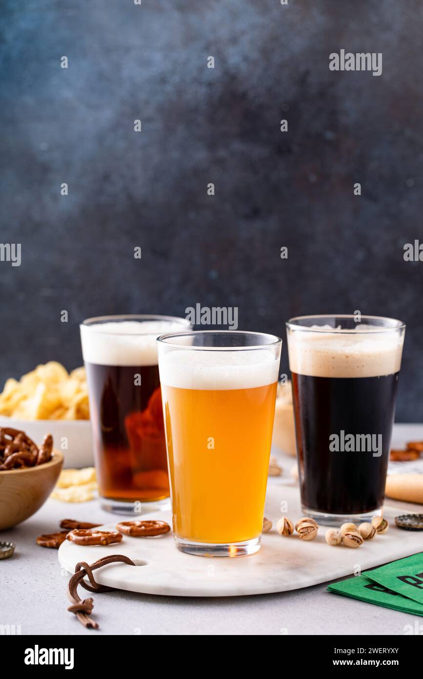 Ampia scelta di birre per una partita o per il Super Bowl, per guardare la partita di football con birra e spuntini Foto Stock