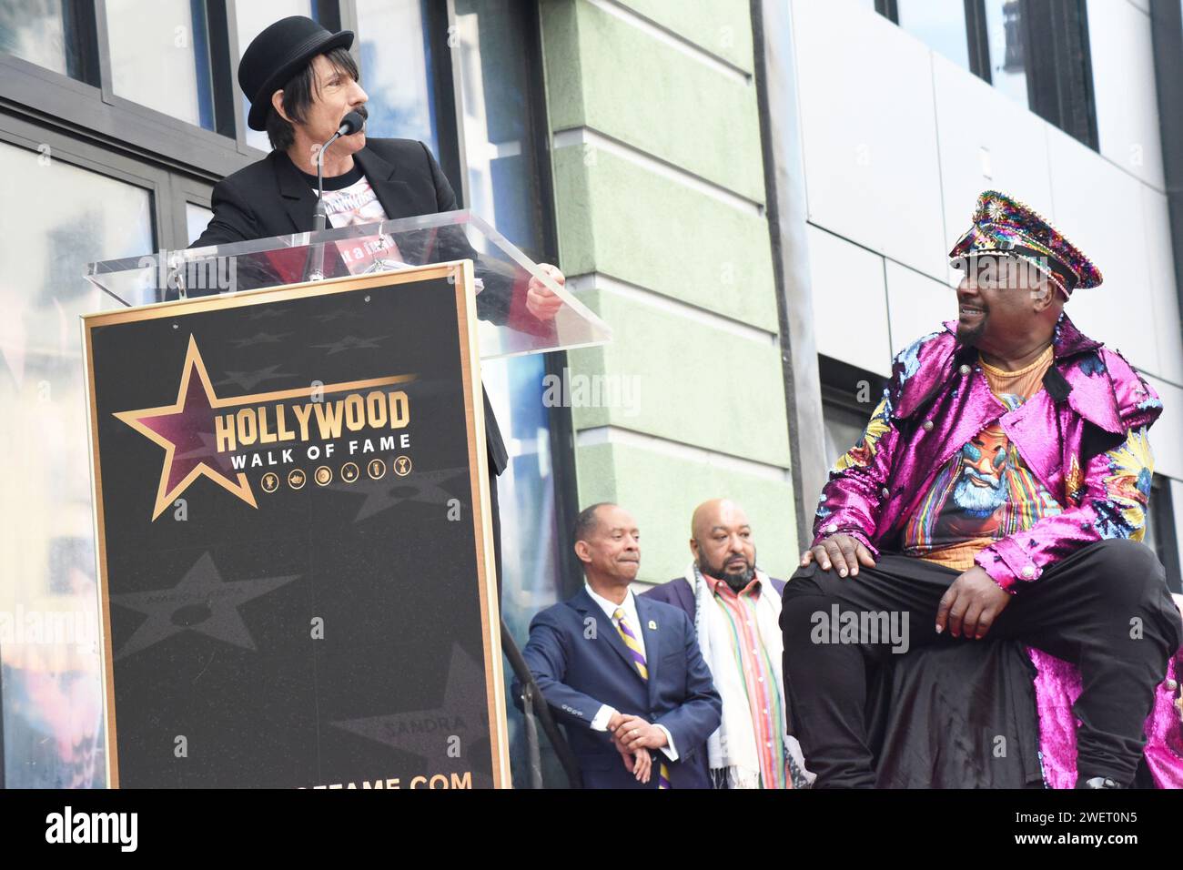 25 gennaio 2024: George Clinton (R) riceve una Hollywood Walk of Fame Star a Hollywood, CA., nella categoria registrazione. L'oratore alla cerimonia è Anthony Keidis, fondatore dei Red Hot Chili Peppers. Kiedis attribuisce a Clinton il ruolo di mentore nella sua carriera musicale e per il successo dei Red Hot Chili Peppers. Clinton ha ricevuto la 2.769esima stella sulla Hollywood Walk of Fame. Clinton è anche conosciuto come il Padrino del Funk e il funk rock, mescolando elementi di funk, rock e pop. La sua band itinerante è il Parlamento. L'ascesa del funk ha ispirato il rap con artisti come Snoop Dogg, MC Hammer e LL Foto Stock