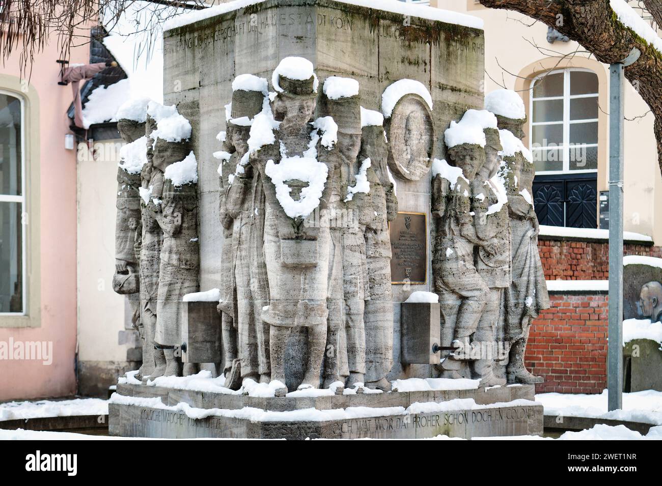 la fontana ostermann, ricoperta di neve, nel centro storico di colonia nel gennaio 2024 Foto Stock