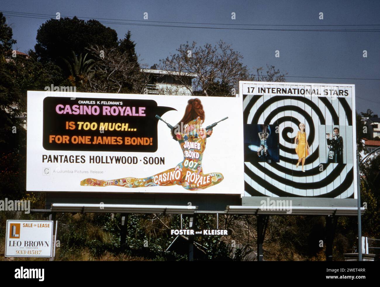 Un cartellone del 1967 Sunset Strip per la produzione originale di Casino Royale. Los Angeles, CA., USA Foto Stock