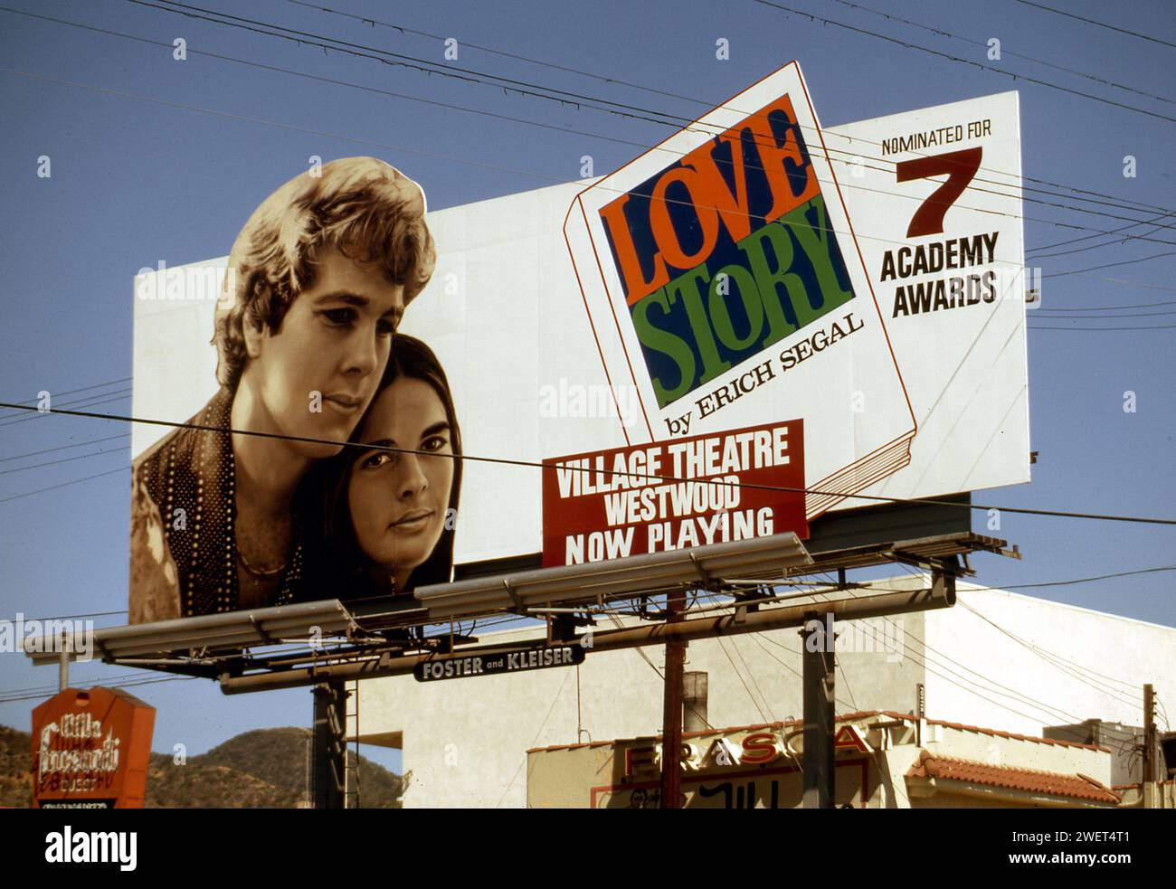 Un cartellone sulla Sunset Strip promuove il libro e il film Love Story con Ryan Oneal e Ali McGraw a Los Angeles, California, 1970 Foto Stock