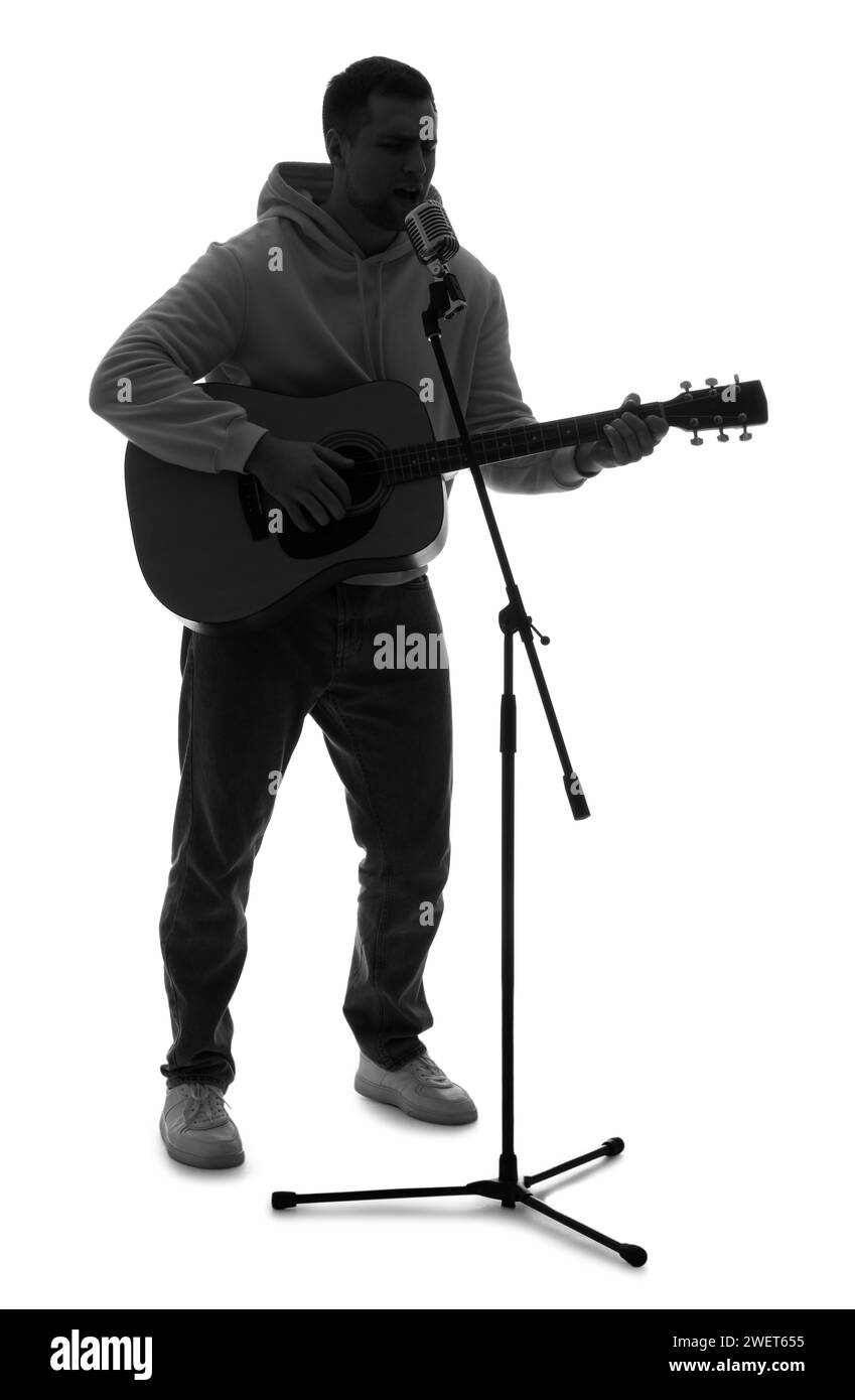Silhouette di giovane cantante con chitarra e microfono su sfondo bianco Foto Stock