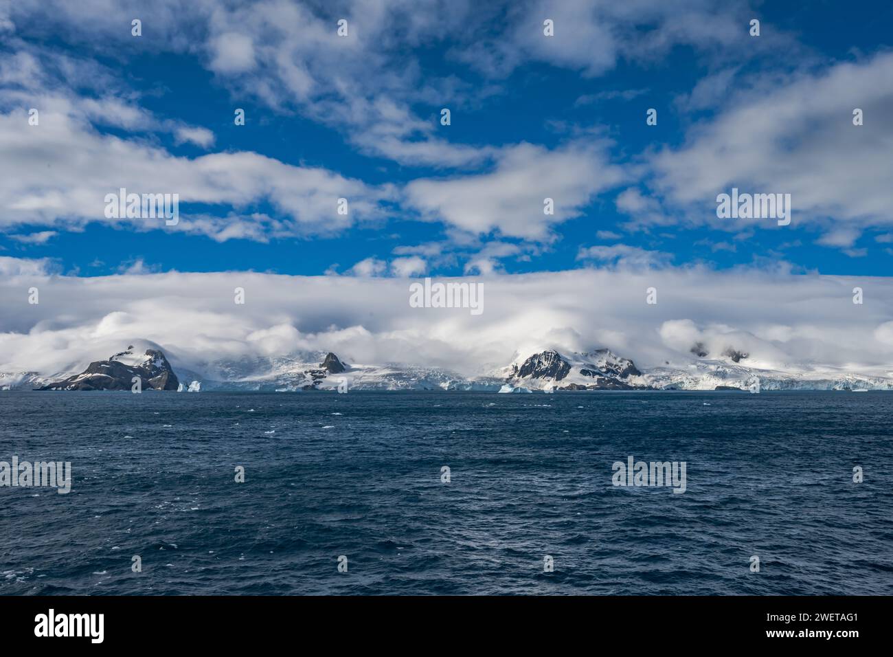 Paesaggio di ghiacciai e montagne dell'Isola degli Elefanti, Antartide. Foto Stock