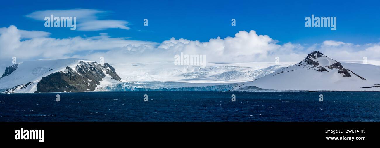Vista panoramica dei ghiacciai e delle montagne della Penisola Antartica, Antartide. Foto Stock