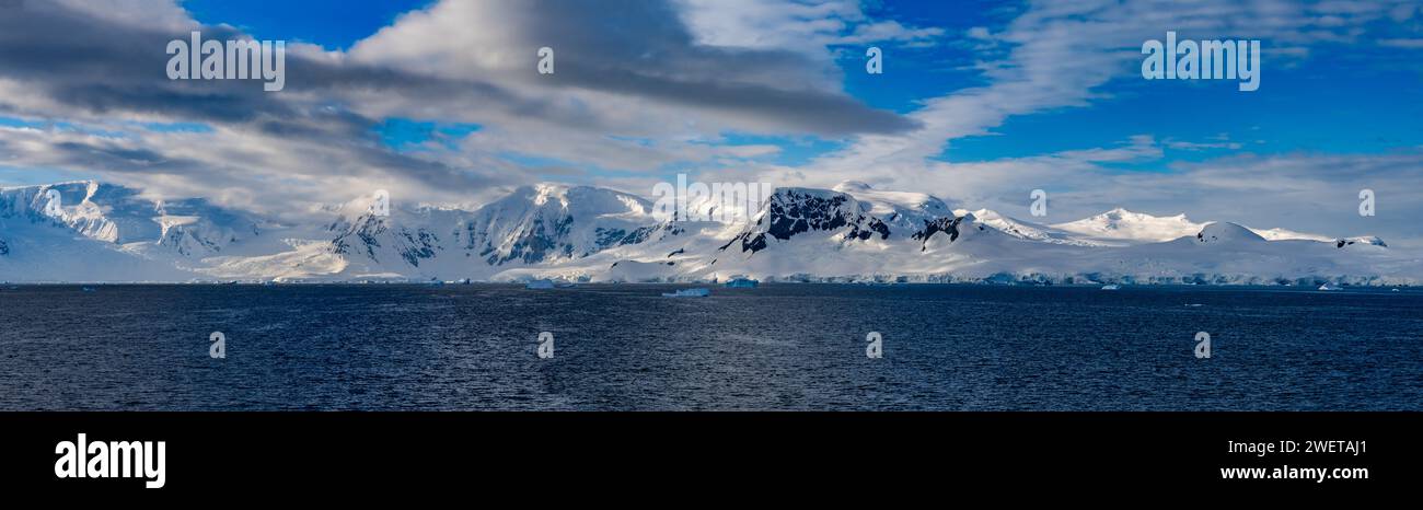 Vista panoramica dei ghiacciai e delle montagne della Penisola Antartica, Antartide. Foto Stock