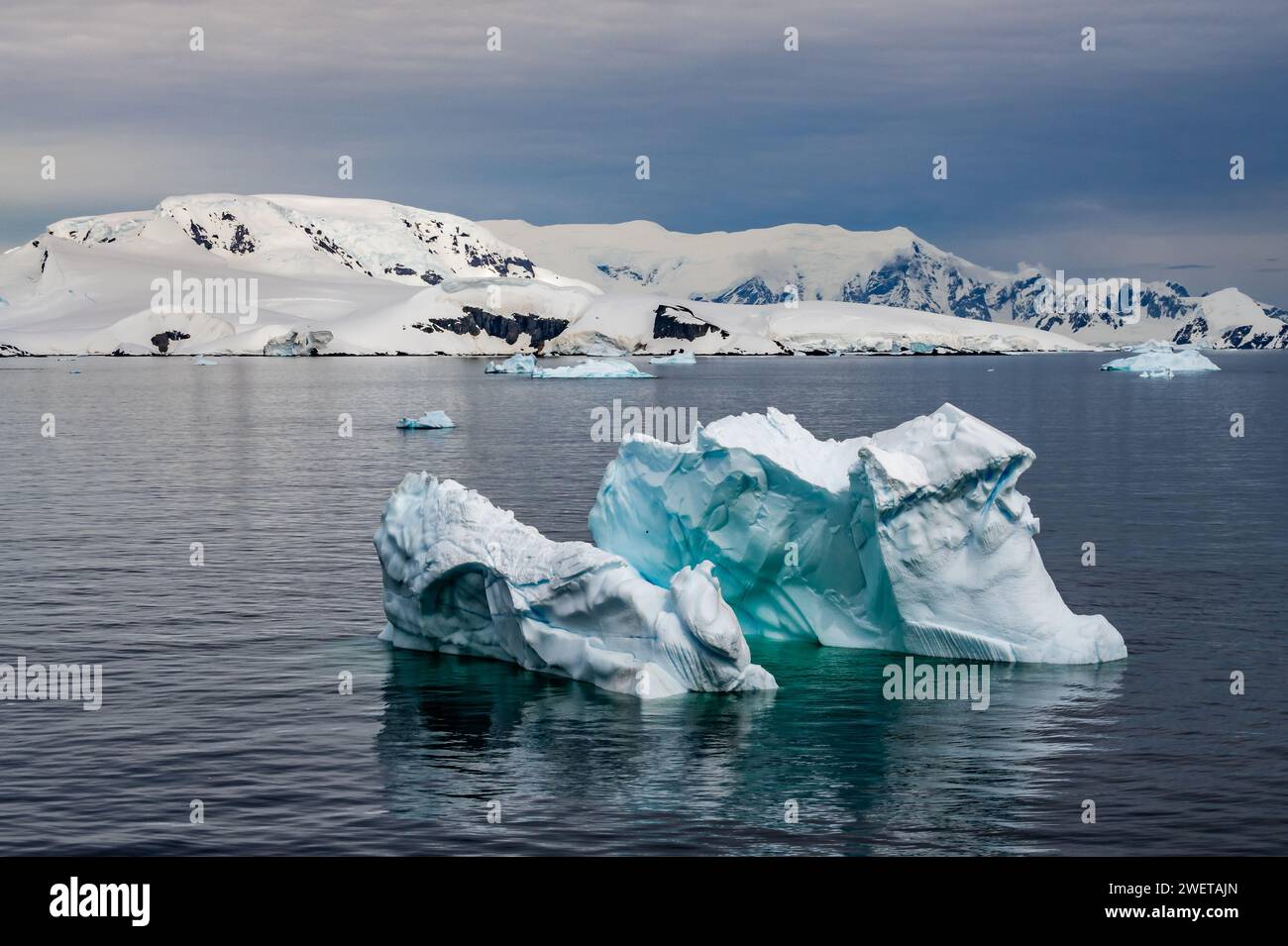 Iceberg dalle forme strane e dai colori vivaci che galleggiano nell'acqua vicino all'Antartide. Foto Stock