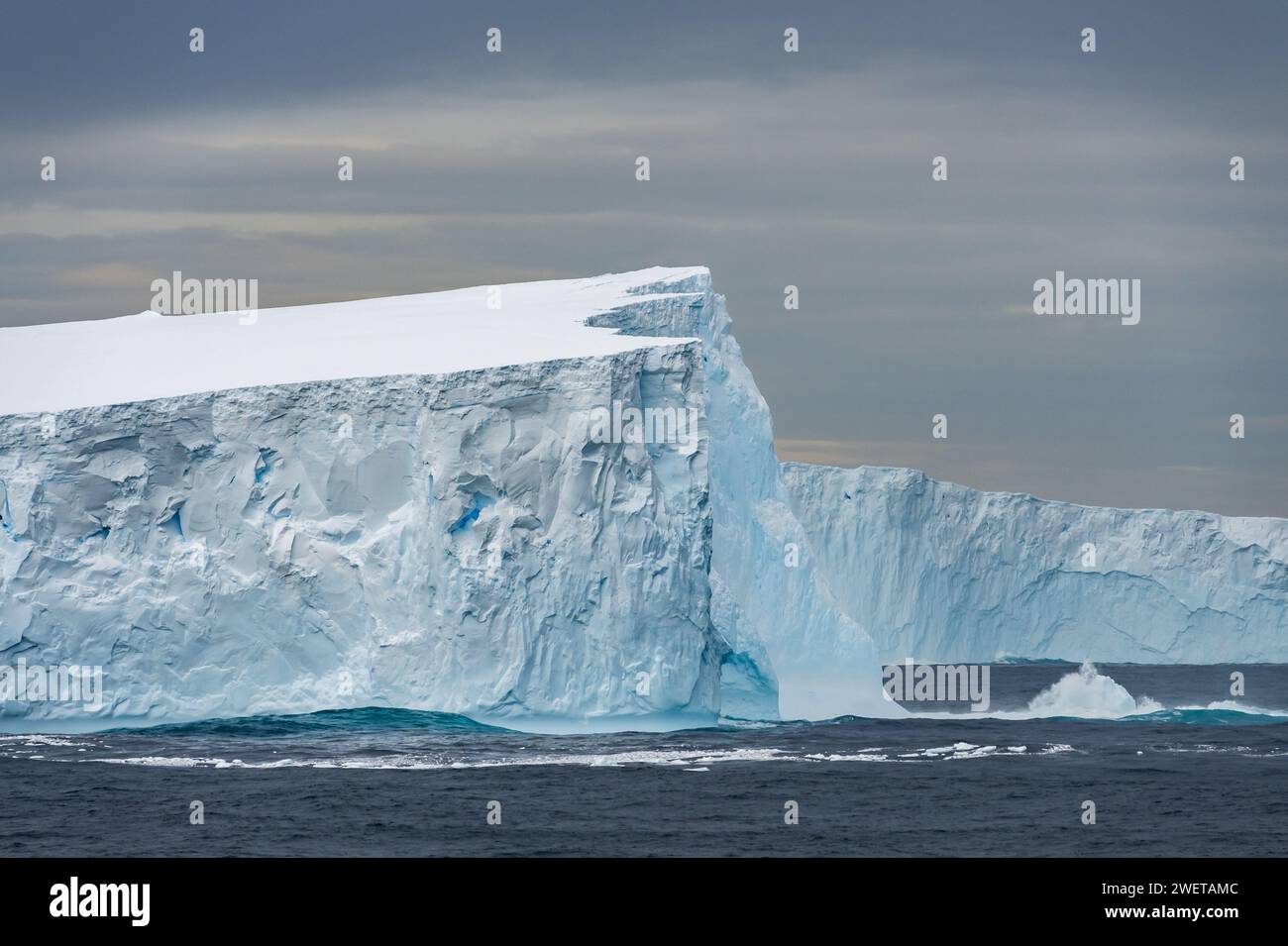 Iceberg gigante che galleggia nell'acqua vicino all'Antartide. Foto Stock