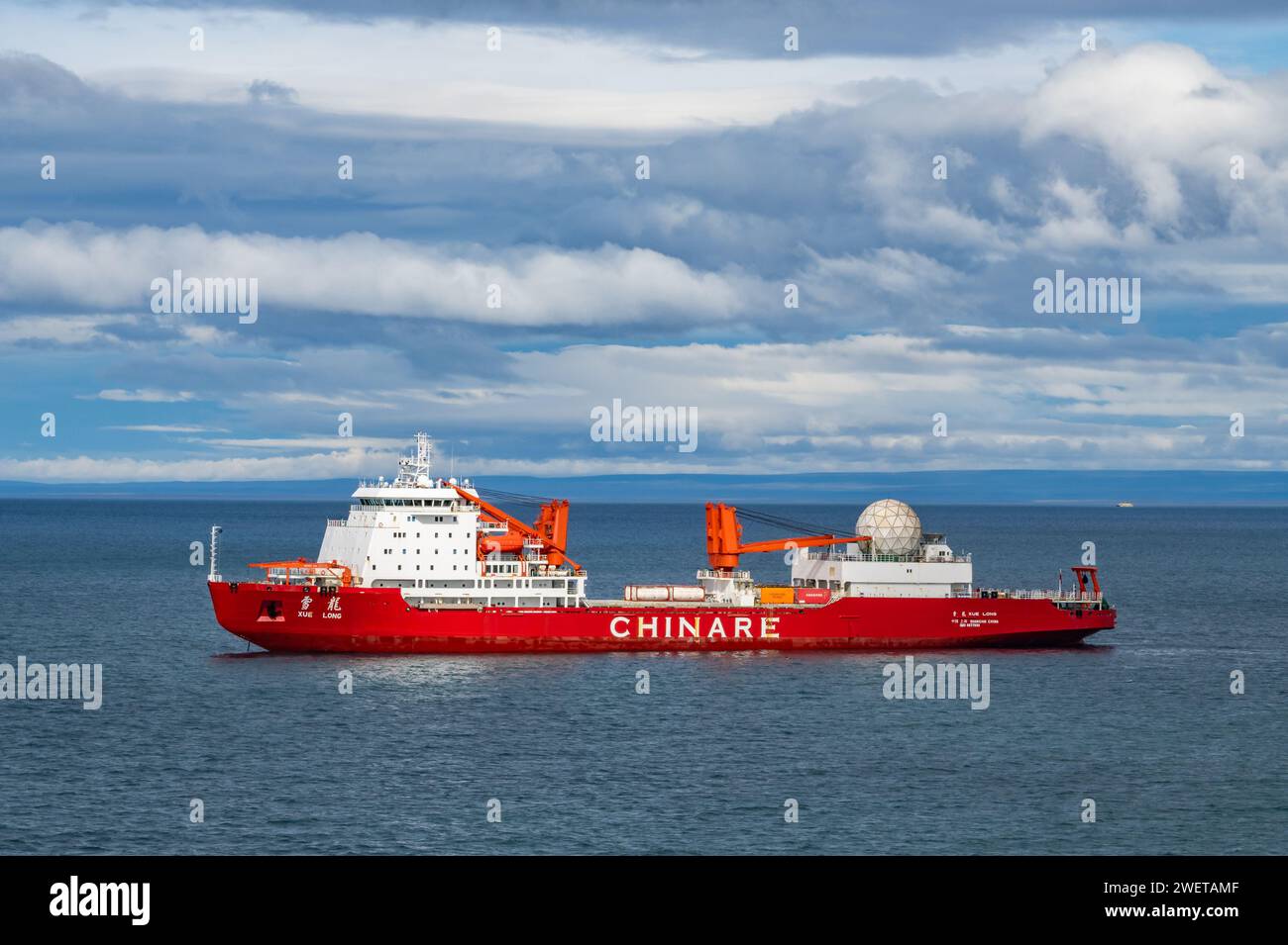Nave di ricerca polare cinese rompighiaccio Xue Long 雪龙 ancorata nell'acqua di Ushuaia, Tierra del Fuego, Argentina. Foto Stock