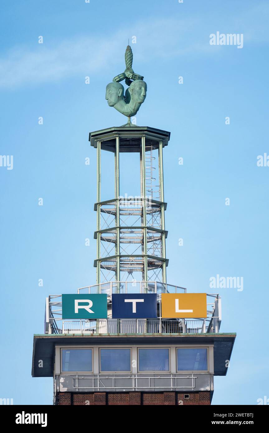 colonia, germania 20 gennaio 2024: pubblicità dell'emittente privata rtl sulla storica torre fieristica di colonia deutz Foto Stock