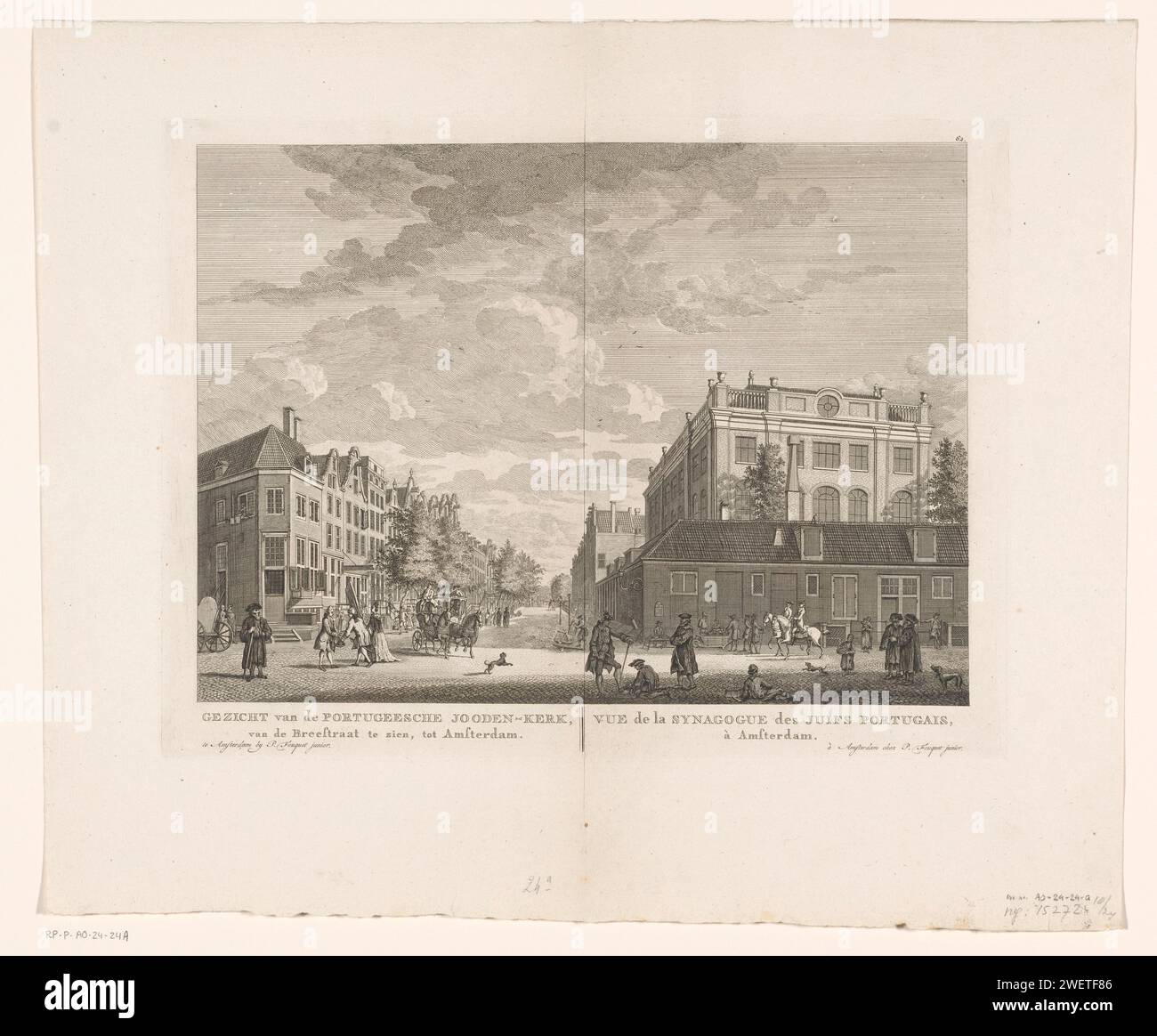 Vista della sinagoga portoghese di Amsterdam, Caspar Jacobsz. Philips (forse), dopo Jan de Vlaming, 1768 - 1783 stampa Vista della sinagoga portoghese ad Amsterdam, vista da Jodenbreestraat. Sotto lo spettacolo il titolo in olandese e francese. Numerato in alto a destra: 62. Incisione/incisione di carta della Sinagoga (come edificio e luogo di culto  religione ebraica). 'Sephardim'  comunità ebraiche. street (+ City(-scape) con figure, personale) sinagoga portoghese. Jodenbreestraat Foto Stock