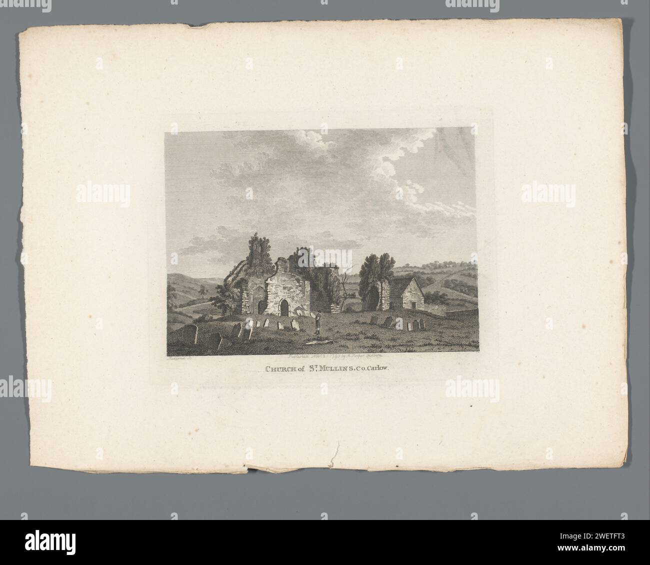 Vista delle rovine della chiesa di Sint-Mullins, Thomas Medland, stampa del 1793 questa stampa fa parte di un libro. carta con vista sulla città e paesaggio con costruzioni artificiali. Paesaggio con rovine dell'Irlanda Foto Stock