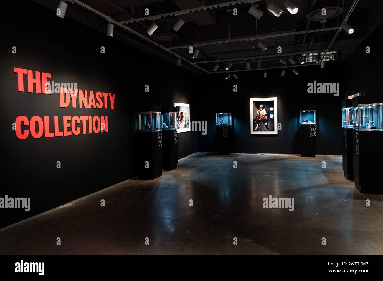 New York, USA. 26 gennaio 2024. Sneakers indossate da Michael Jordan in ciascuno dei suoi 6 campionati NBA messi all'asta come parte delle vendite Sotheby's The One a New York viste durante un'anteprima stampa il 26 gennaio 2024. (Foto di Lev Radin/Sipa USA) credito: SIPA USA/Alamy Live News Foto Stock