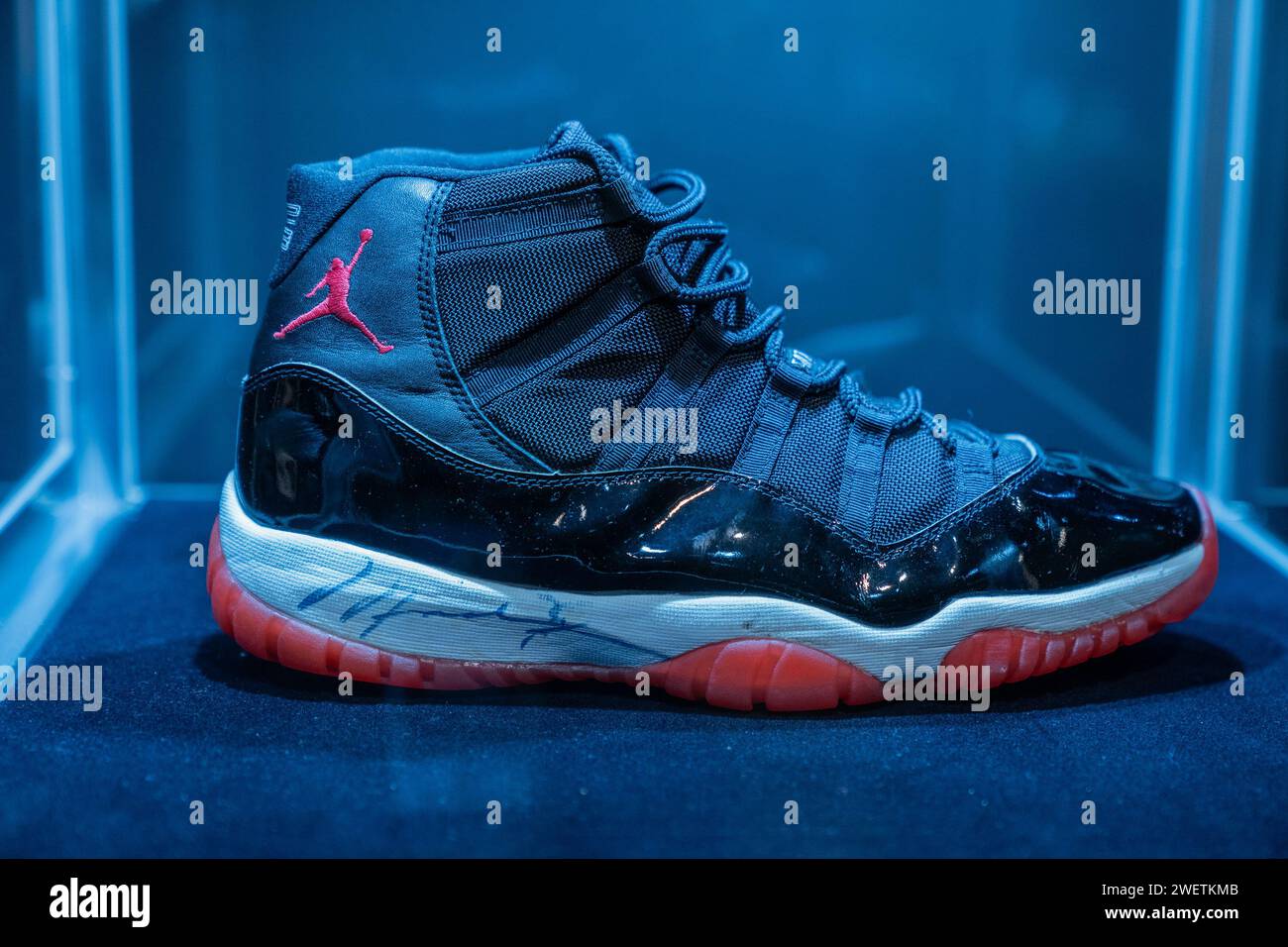 New York, USA. 26 gennaio 2024. Le sneakers indossate da Michael Jordan nei campionati NBA 1996 sono state messe all'asta come parte delle vendite di Sotheby's The One a New York viste durante un'anteprima stampa il 26 gennaio 2024. (Foto di Lev Radin/Sipa USA) credito: SIPA USA/Alamy Live News Foto Stock