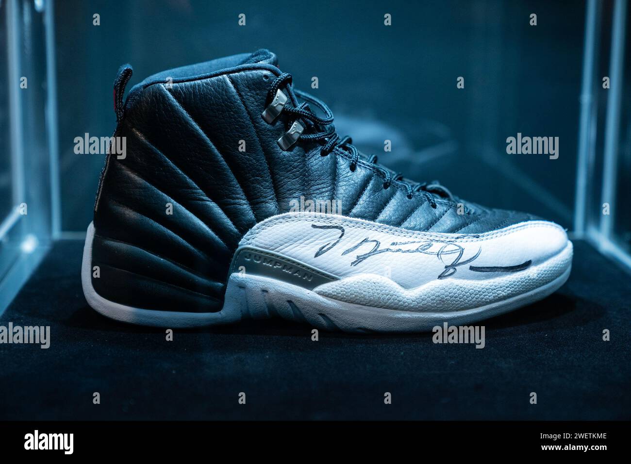 New York, USA. 26 gennaio 2024. Le sneakers indossate da Michael Jordan nei campionati NBA 1997 sono state messe all'asta come parte delle vendite di Sotheby's The One a New York viste durante un'anteprima stampa il 26 gennaio 2024. (Foto di Lev Radin/Sipa USA) credito: SIPA USA/Alamy Live News Foto Stock