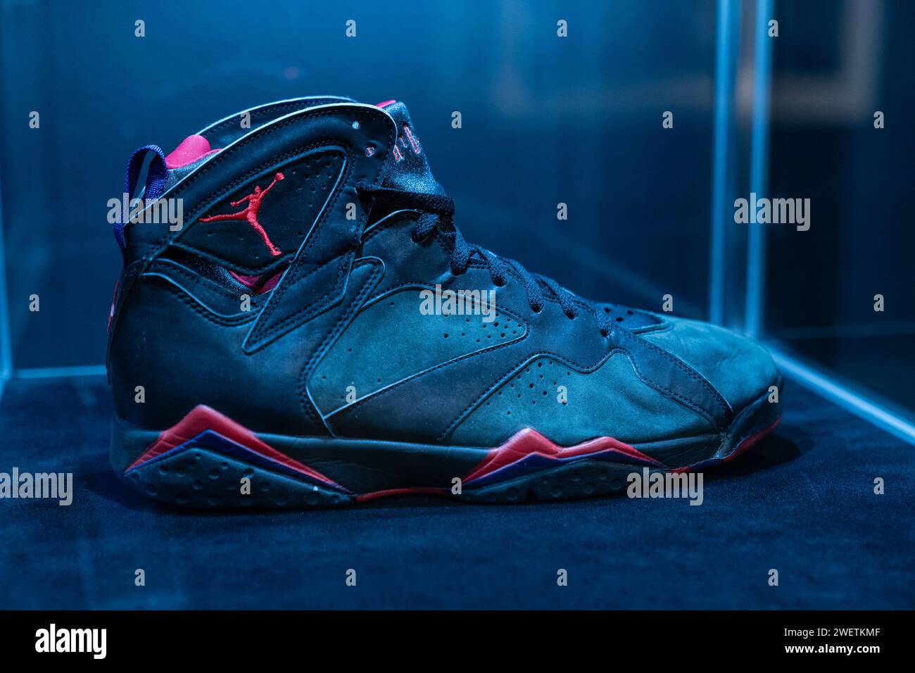 New York, USA. 26 gennaio 2024. Le sneakers indossate da Michael Jordan nei campionati NBA 1992 sono state messe all'asta come parte delle vendite di Sotheby's The One a New York viste durante un'anteprima stampa il 26 gennaio 2024. (Foto di Lev Radin/Sipa USA) credito: SIPA USA/Alamy Live News Foto Stock