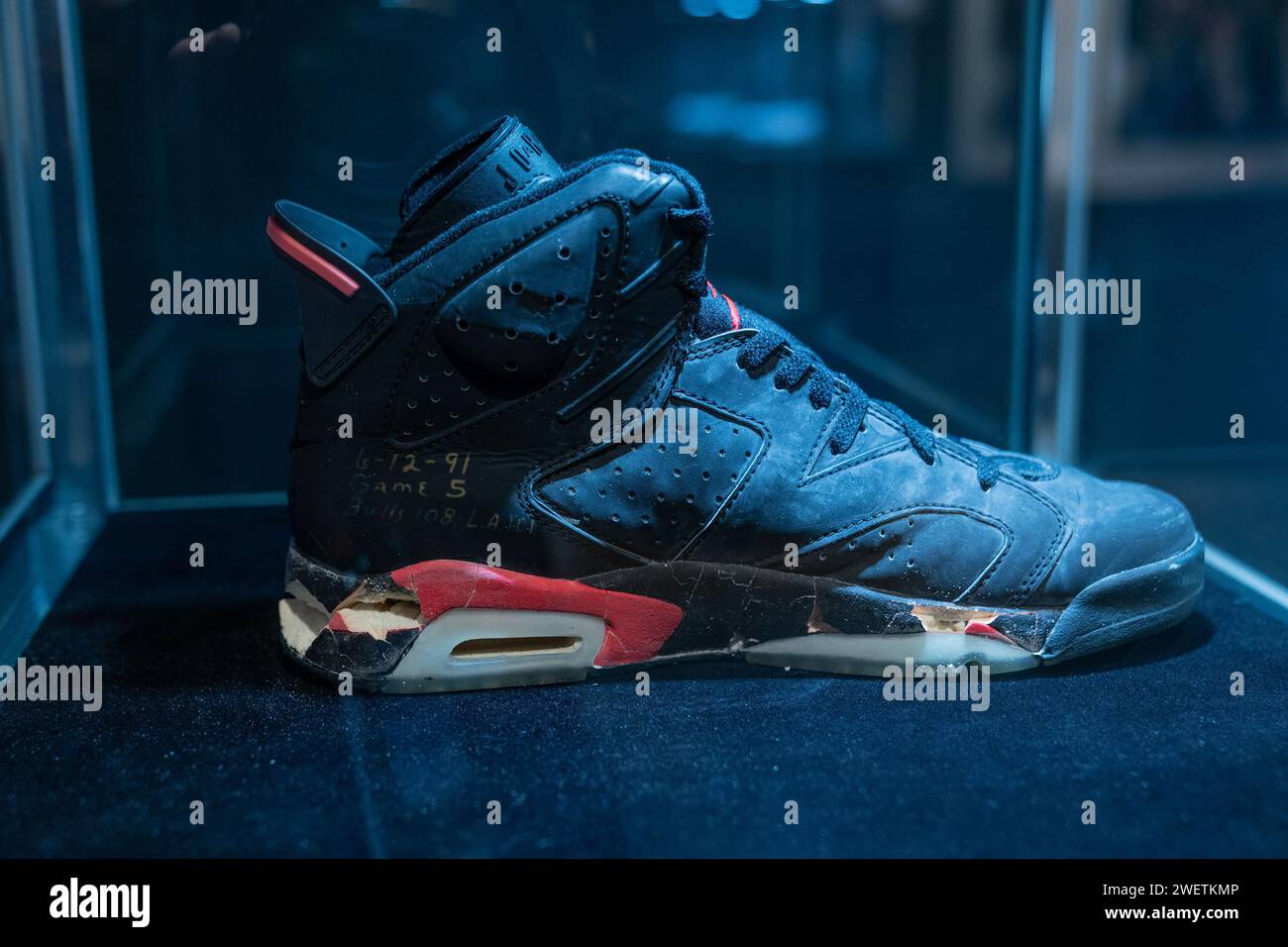 New York, USA. 26 gennaio 2024. Le sneakers indossate da Michael Jordan nei campionati NBA 1991 sono state messe all'asta come parte delle vendite di Sotheby's The One a New York viste durante un'anteprima stampa il 26 gennaio 2024. (Foto di Lev Radin/Sipa USA) credito: SIPA USA/Alamy Live News Foto Stock