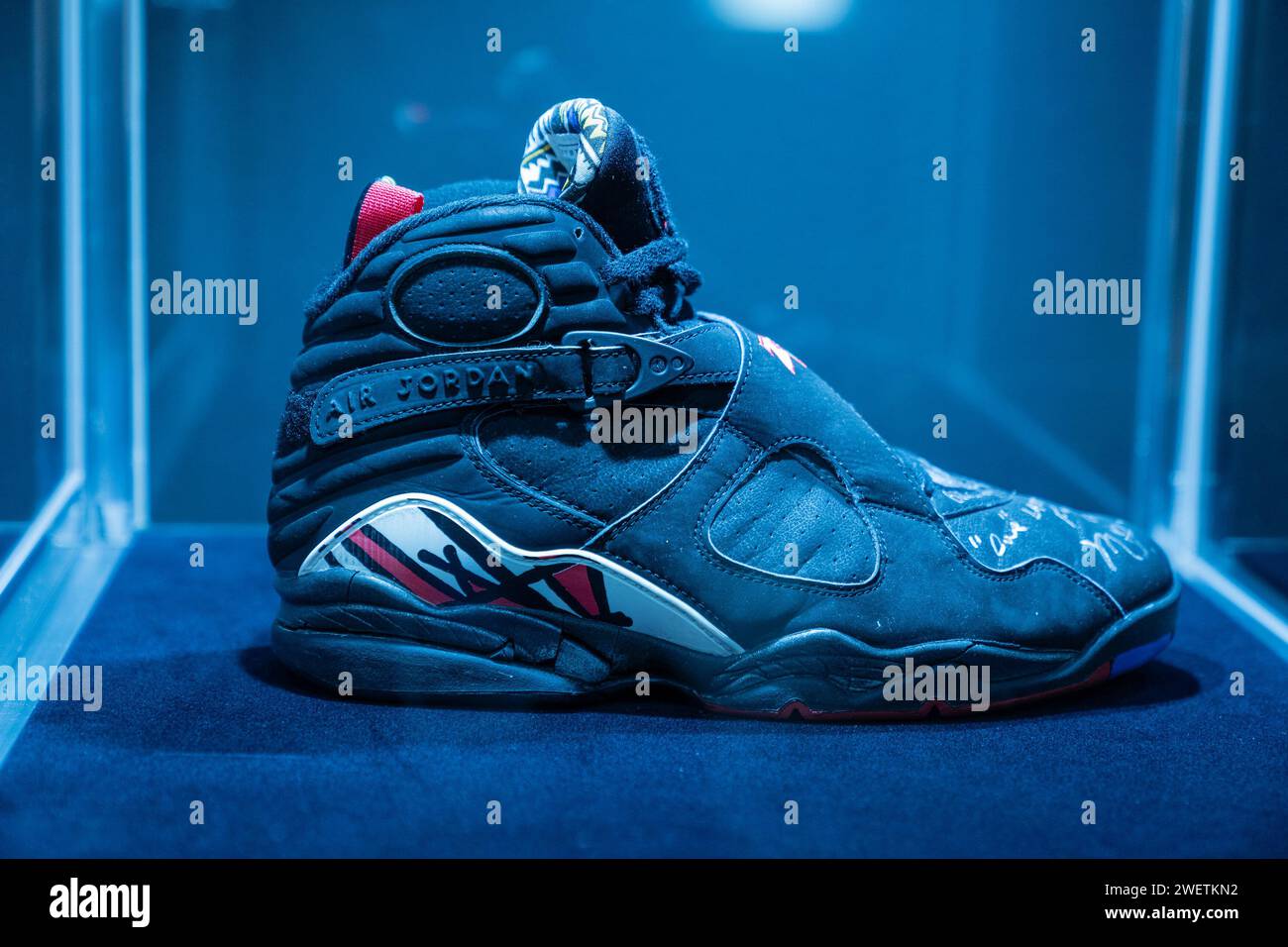 New York, USA. 26 gennaio 2024. Le sneakers indossate da Michael Jordan nei campionati NBA 1993 sono state messe all'asta come parte delle vendite di Sotheby's The One a New York viste durante un'anteprima stampa il 26 gennaio 2024. (Foto di Lev Radin/Sipa USA) credito: SIPA USA/Alamy Live News Foto Stock