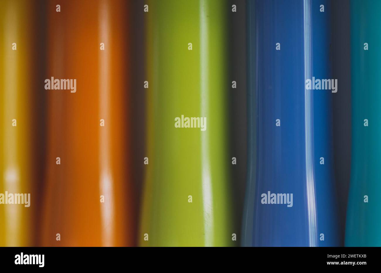 Linee e onde colorate e vivaci in movimento: Sfondo artistico digitale astratto con motivi sfumati blu e verde luminosi Foto Stock