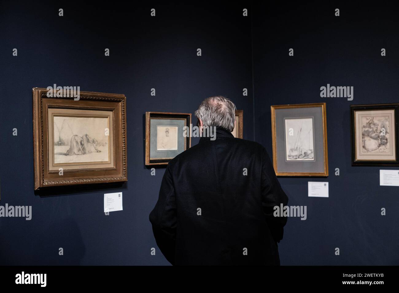 New York, USA. 26 gennaio 2024. Un uomo ha visto esaminare i disegni messi all'asta come parte delle vendite della Sotheby's Annual Masters Week al Sotheby's di New York durante un'anteprima stampa il 26 gennaio 2024. (Foto di Lev Radin/Sipa USA) credito: SIPA USA/Alamy Live News Foto Stock