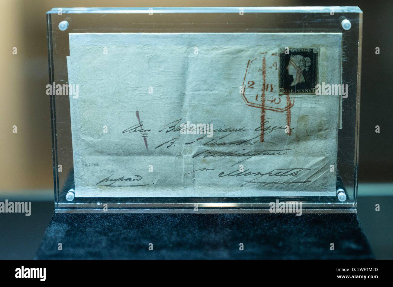 New York, USA. 26 gennaio 2024. Una lettera con un francobollo nero da penny e una scritta il 2 maggio 1840 annunciava la nascita della comunicazione moderna e sarebbe stata messa all'asta nell'ambito delle vendite della Sotheby's Annual Masters Week al Sotheby's di New York durante un'anteprima stampa il 26 gennaio 2024. (Foto di Lev Radin/Sipa USA) credito: SIPA USA/Alamy Live News Foto Stock