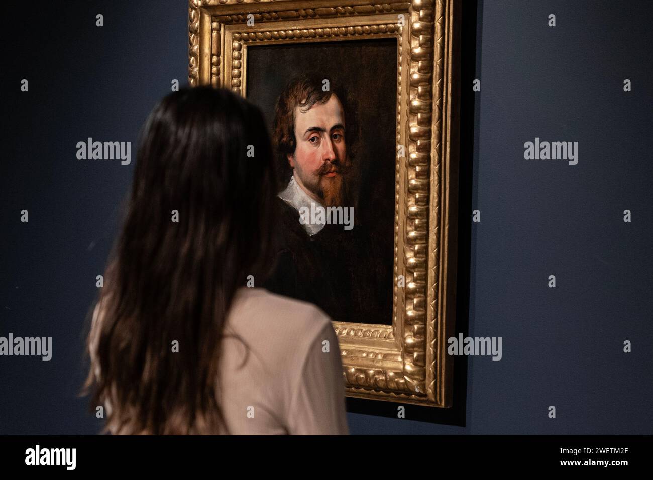 New York, USA. 26 gennaio 2024. A Woman seen Examinate Self Portrait di Peter Paul Rubens, messo all'asta come parte delle vendite della Sotheby's Annual Masters Week al Sotheby's di New York durante un'anteprima stampa il 26 gennaio 2024. (Foto di Lev Radin/Sipa USA) credito: SIPA USA/Alamy Live News Foto Stock