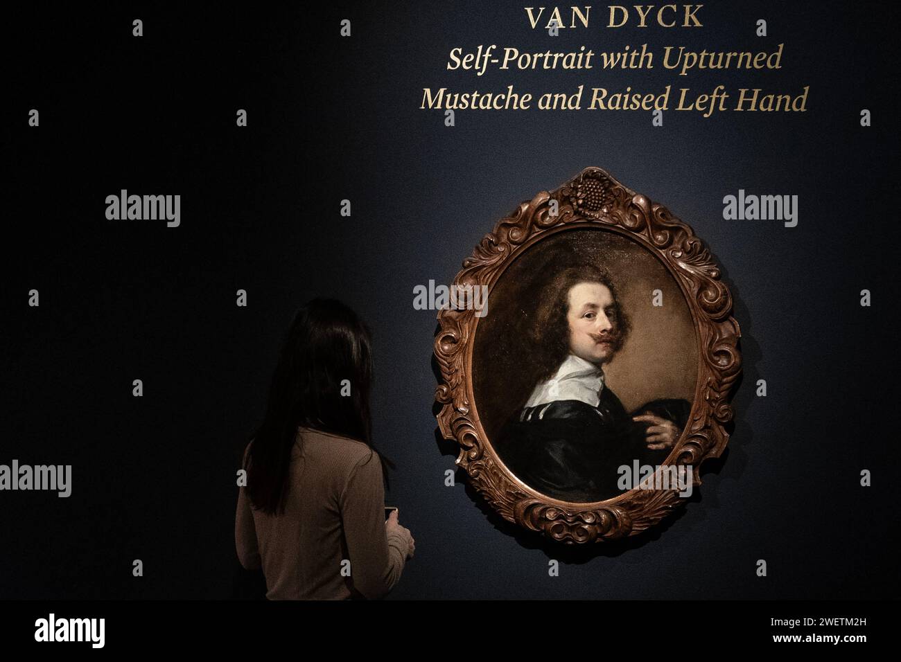 New York, USA. 26 gennaio 2024. A Woman seen Examinate Self Portrait di Peter Paul Rubens, messo all'asta come parte delle vendite della Sotheby's Annual Masters Week al Sotheby's di New York durante un'anteprima stampa il 26 gennaio 2024. (Foto di Lev Radin/Sipa USA) credito: SIPA USA/Alamy Live News Foto Stock