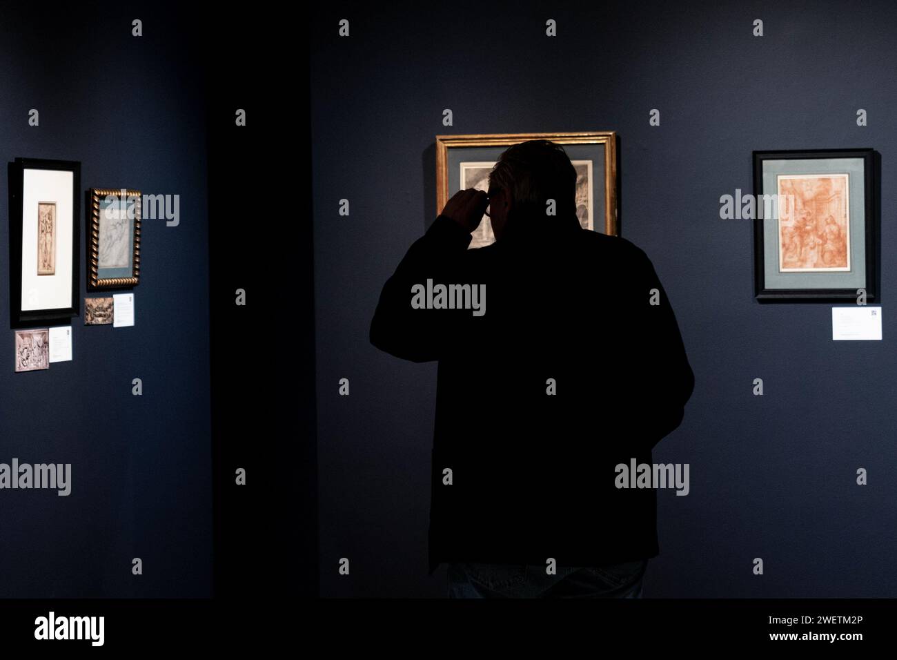 New York, USA. 26 gennaio 2024. Un uomo ha visto esaminare i disegni messi all'asta come parte delle vendite della Sotheby's Annual Masters Week al Sotheby's di New York durante un'anteprima stampa il 26 gennaio 2024. (Foto di Lev Radin/Sipa USA) credito: SIPA USA/Alamy Live News Foto Stock