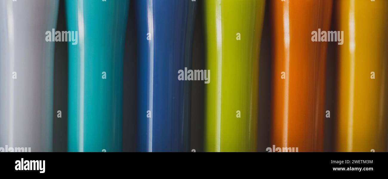 Linee e onde colorate e vivaci in movimento: Sfondo artistico digitale astratto con motivi sfumati blu e verde luminosi Foto Stock