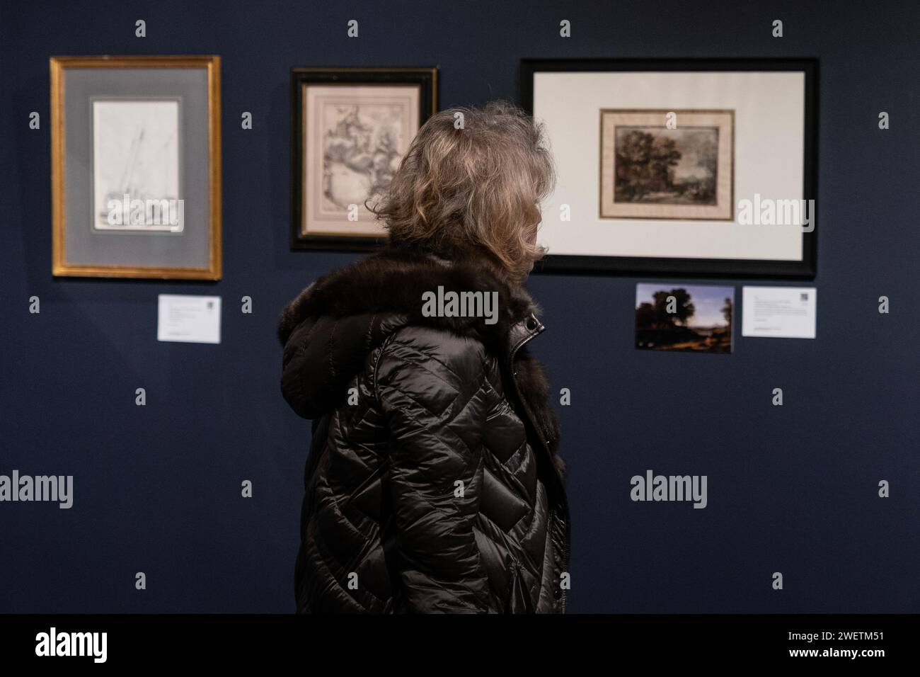 New York, USA. 26 gennaio 2024. Una donna ha visto esaminare i disegni messi all'asta come parte delle vendite della Sotheby's Annual Masters Week al Sotheby's di New York durante un'anteprima stampa il 26 gennaio 2024. (Foto di Lev Radin/Sipa USA) credito: SIPA USA/Alamy Live News Foto Stock