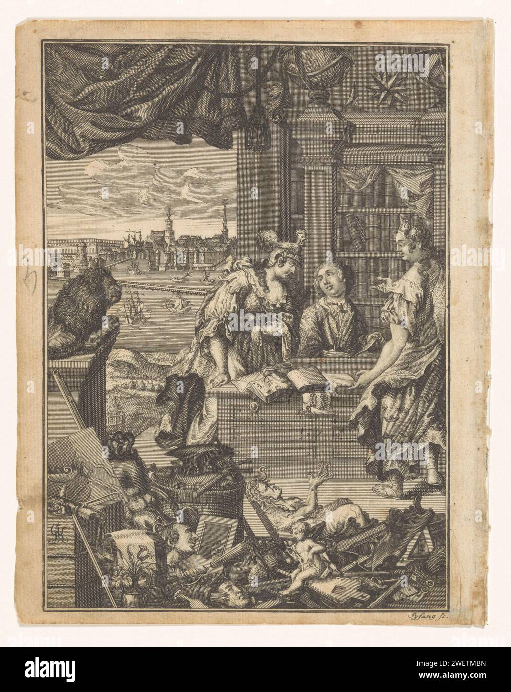 Scrittore nel suo studio, 1745 stampa la pagina allegorica del titolo con l'autore dietro un tavolo da scrittura per un armadio con libri. È fiancheggiata da due figure allegoriche. In primo piano una selezione di oggetti diversi, probabilmente un riferimento ma gli argomenti trattati nel dizionario. In vista di Stoccolma. studio di incisione/incisione su carta; "studiolo"; biblioteca. Vista sulla città in generale; 'veduta' (+ City(-scape) con cifre, personale) Stoccolma Foto Stock